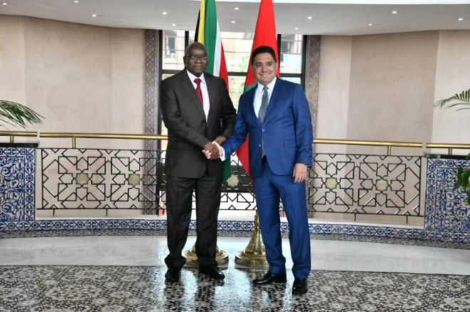 Nasser Bourita saluant le leader du MK Jacob Zuma