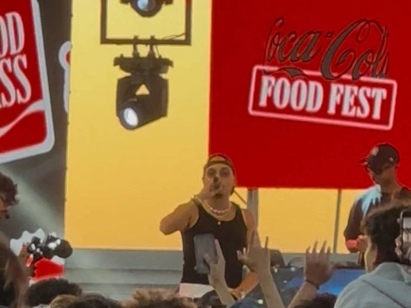 Le chanteur marocain Benny Adam au Coca-Cola Food Fest au Morocco Mall à Casablanca.
