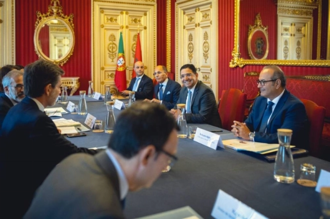 Nasser Bourita s'entretenant avec le ministre des Affaires étrangères portugais
