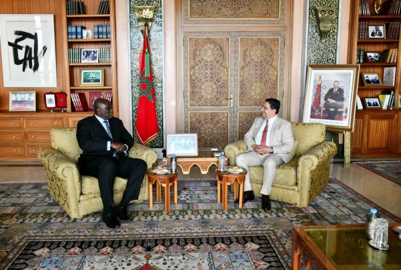 Nasser Bourita s'entretenant avec Sering Modou Njie