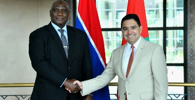 Le ministre des Affaires étrangères, de la Coopération africaine et des Marocains résidant à l'étranger, Nasser Bourita, et le ministre des Affaires étrangères, de la Coopération internationale et des Gambiens de l'étranger, Sering Modou Njie.