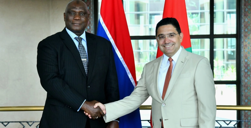 Le ministre des Affaires étrangères, de la Coopération africaine et des Marocains résidant à l'étranger, Nasser Bourita, et le ministre des Affaires étrangères, de la Coopération internationale et des Gambiens de l'étranger, Sering Modou Njie.