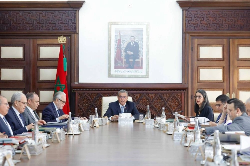 Le Maroc lance un ambitieux plan de déploiement de la 5G, avec 80 milliards de dirhams mobilisés d’ici 2030 pour couvrir 85 % de la population.