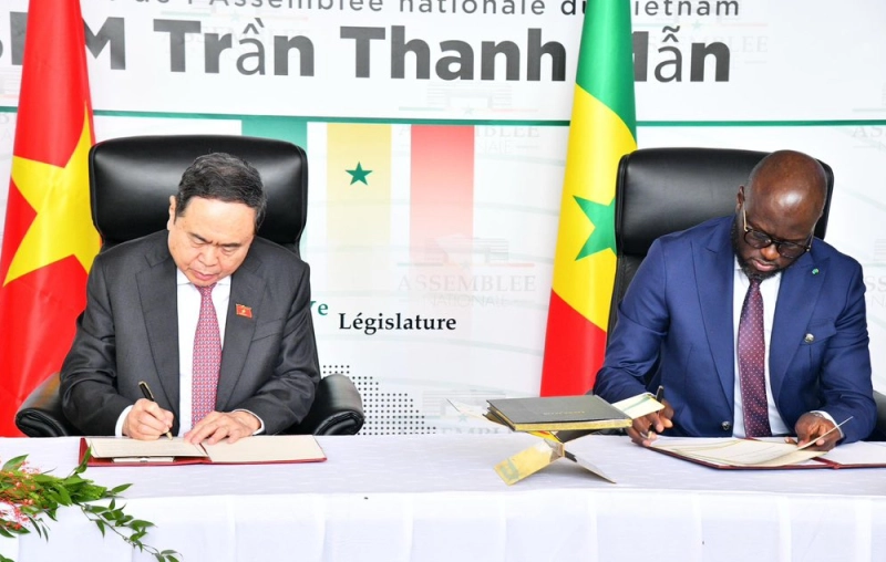 Le Président de l’Assemblée nationale du Vietnam, Son Excellence Trần Thanh Mẫn, et son homologue sénégalais, El Malick Ndiaye.