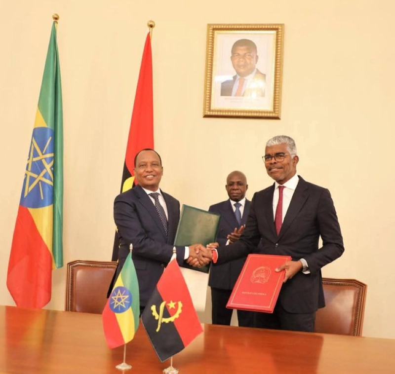 Dr Alemu Sime, ministre éthiopien des Transports et de la Logistique, et Ricardo Daniel Sandão Queirós Viegas de Abreu, ministre angolais des Transports