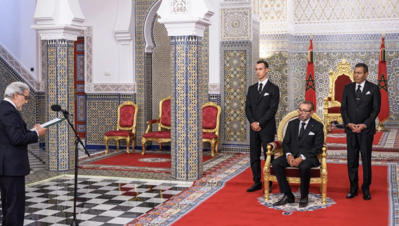 SM le Roi Mohammed VI écoutant la présentation du rapport 2025 de BAM par Abdellatif Jouahri