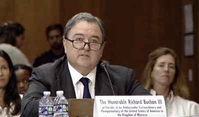 Richard Duke Buchan III prononçant son allocution devant la Commission des Affaires étrangères du Sénat américain