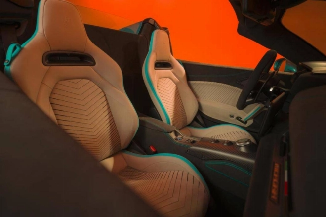 A l'intérieur de la Maserati MCPURA, les sièges en Alcantara Ice, sont gravés au laser.