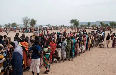 Des personnes font la queue pour s’inscrire à une livraison d’aide alimentaire, à Agari (Soudan). GUY Peterson- AFP.