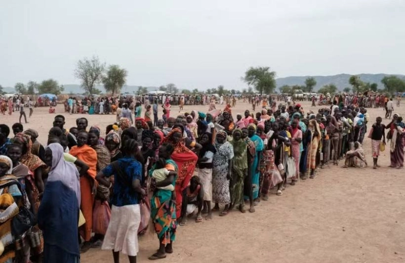 Des personnes font la queue pour s’inscrire à une livraison d’aide alimentaire, à Agari (Soudan). GUY Peterson- AFP.