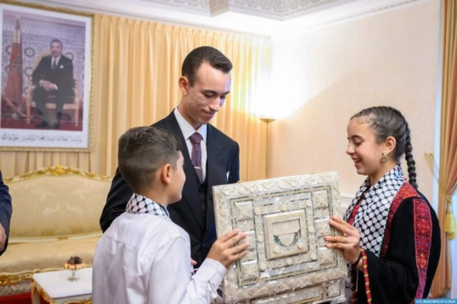 SAR le Prince Héritier Moulay El Hassan avec des enfants maqdessis