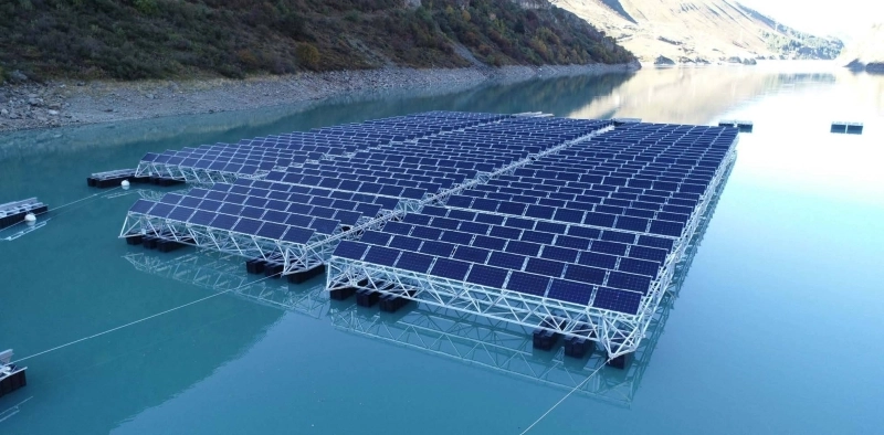 Le Maroc teste à Tanger-Med une centrale solaire flottante, combinant production d’électricité verte et réduction des pertes d’eau.