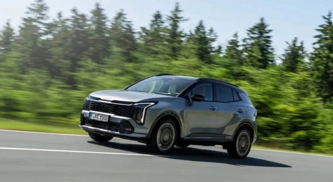 Nouveau Kia Sportage embarque une calandre Tiger Nose élargie accompagnée de nouveaux phares LED verticaux et de la signature lumineuse Star Map.