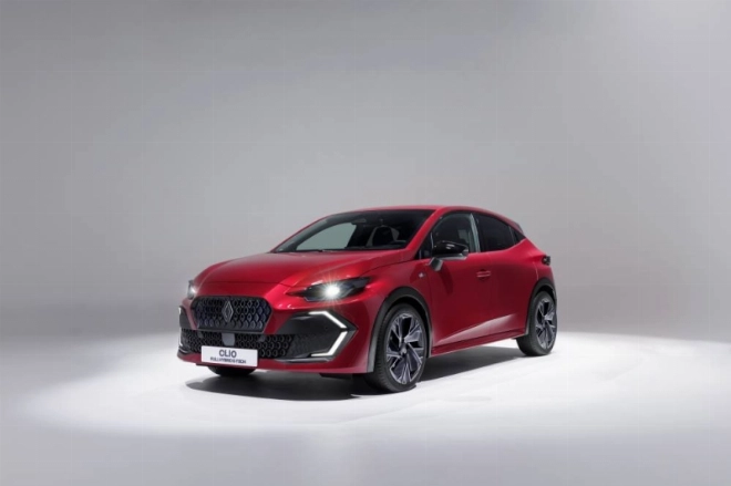 La Clio 6 est dotée d'un capot sculpté et d'une calandre proéminente, encadrée de projecteurs affinés.