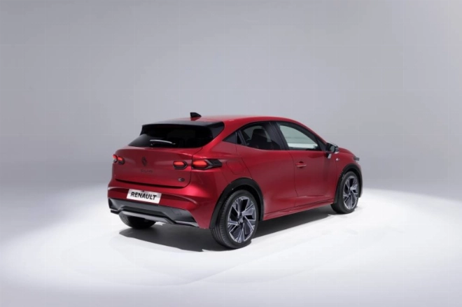 L’arrière de la Clio 6 bénéficie d’une chute de toit inclinée, renforçant son allure sportive et moderne.