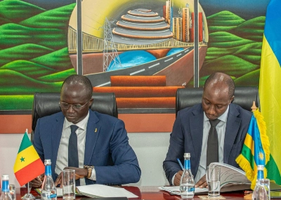Le Ministre rwandais des Infrastructures, Dr Jimmy Gasore, et Yankhoba Dième, Ministre sénégalais des Infrastructures, des Transports terrestres et aériens,lors de la signature de l'accord