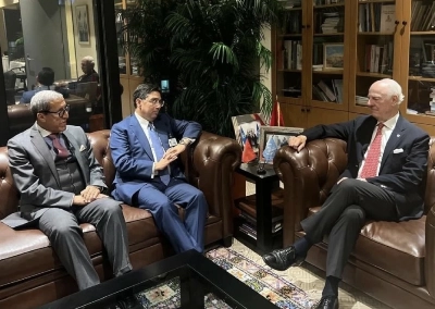 Nasser Bourita s'entretenant avec Staffan De Mistura en présence d'Omar Hilale