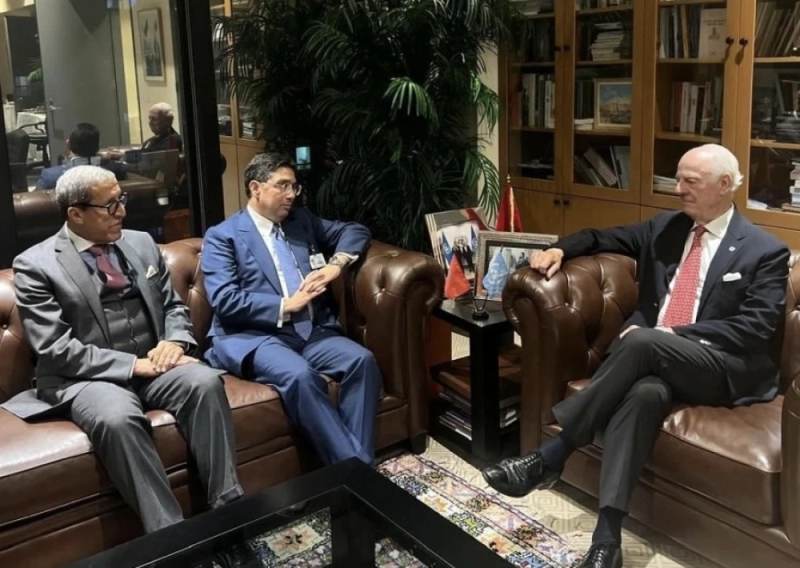 Nasser Bourita s'entretenant avec Staffan De Mistura en présence d'Omar Hilale