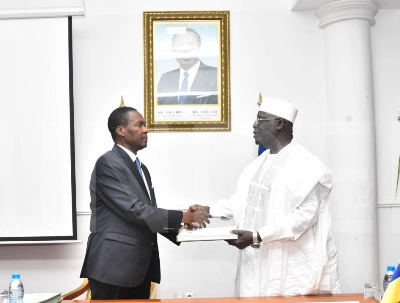 Le ministre camerounais de la Défense, Joseph Beti Assomo, et son homologue tchadien, Issaka Maloua Djamous.