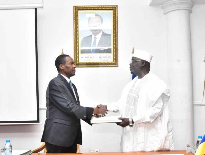 Le ministre camerounais de la Défense, Joseph Beti Assomo, et son homologue tchadien, Issaka Maloua Djamous.