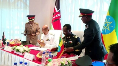 Le maréchal Birhanu Jula, chef d’état-major général de l’ENDF, et le général Charles Muriu Kahariri, chef des forces de défense kényanes.