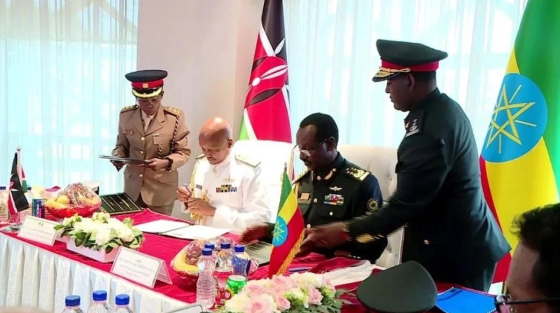 Le maréchal Birhanu Jula, chef d’état-major général de l’ENDF, et le général Charles Muriu Kahariri, chef des forces de défense kényanes.