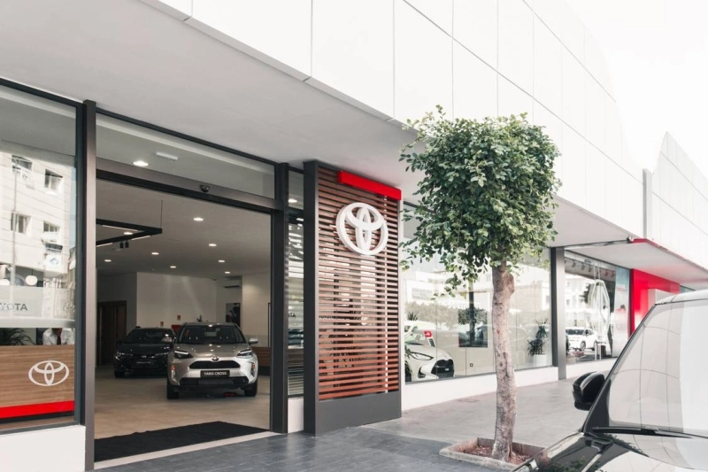 Avec une superficie de 700 m², le nouveau showroom Toyota peut accueillir jusqu’à 11 véhicules.