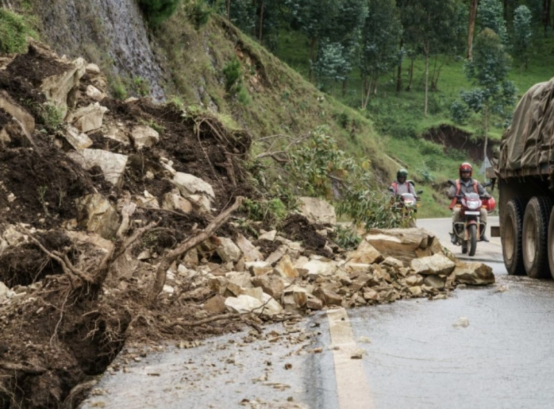 Glissement de terrain sur une route, dues aux fortes pluies saisonnières, à Rubengera, au Rwanda, en mai 2023
