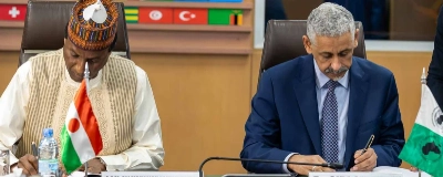 Le président du Groupe de la Banque africaine de développement, Sidi Ould Tah (à droite), et le Premier ministre du Niger, Ali Lamine Mahamane Zeine, lors de la signature, au siège de l’institution à Abidjan, l'accord de financement destiné à améliorer l’accès à l’énergie et la compétitivité du secteur privé au Niger.
