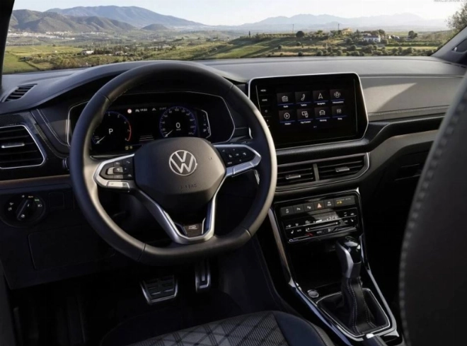 Le T Cross embarque un cockpit digital, un écran tactile d’infodivertissement compatible avec Apple CarPlay et Android Auto.