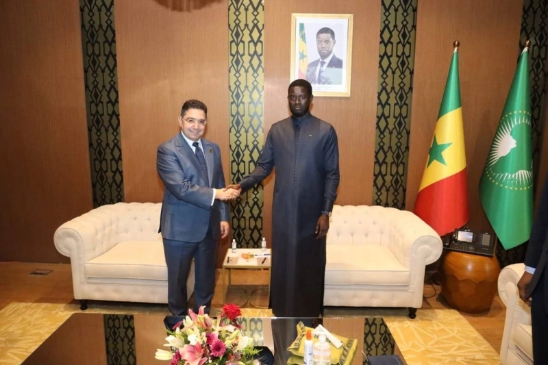 Le président Bassirou Diomaye Faye accueillant Nasser Bourita