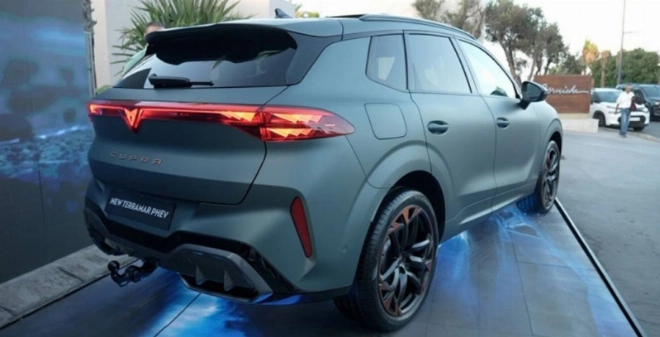 La signature lumineuse triangulaire de la CUPRA Terramar PHEV rappelle l’ADN distinctif et rebelle de la marque.