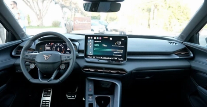 L’écran central tactile de 12,9 pouces de la CUPRA Terramar PHEV 2025 est compatible avec Android Auto et Apple CarPlay sans fil.