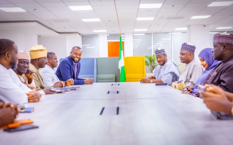Bosun Tijani, ministre des Communications, de l’Innovation et de l’Économie numérique, lors d’une audience accordée à Malam Dikko Umaru Radda, gouverneur de l’État de Katsina
