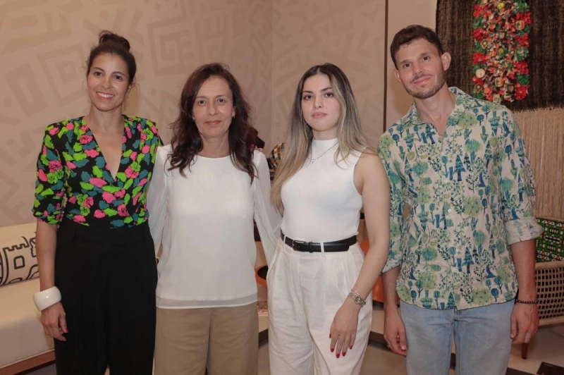 Kenza Bensalah, Administratrice du Groupe Holmarcom, en compagnie des 3 designers marocains.