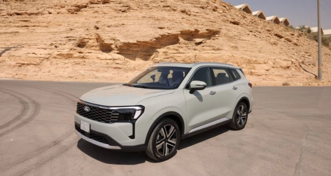 Le Ford Territory 2026 arbore une nouvelle face avant avec une signature lumineuse distinctive et une calandre repensée.