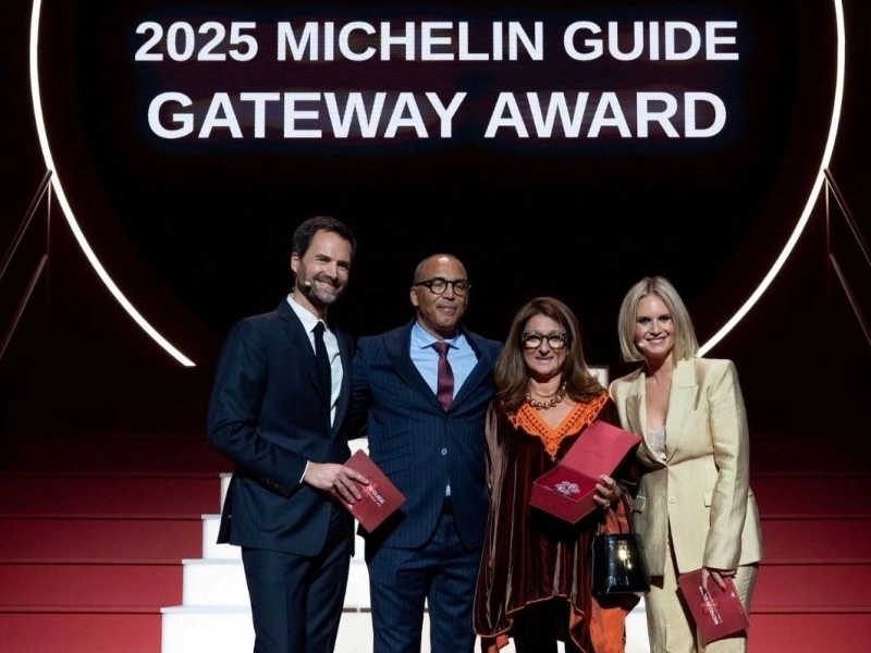 Yasmina Filali recevant le Prix Local Gateway Award à Paris.