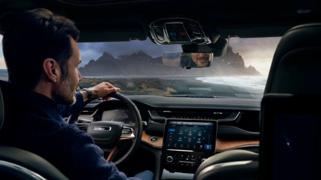 Grand Cherokee est doté d'un écran tactile Uconnect de 10,1 pouces.