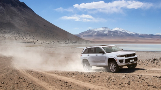 Grand Cherokee embarque un moteur V6 de 3,6 L développant 293 chevaux avec une transmission automatique TorqueFlite à 8 rapports.