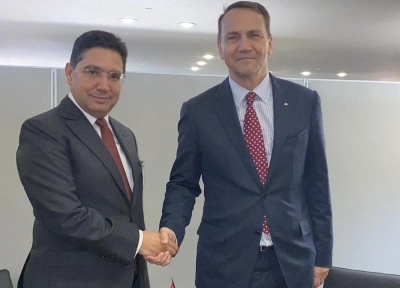 Nasser Bourita saluant Radosław Sikorski lors de leur récente rencontre fin septembre 2025 à New York en marge de l'AG de l'ONU.