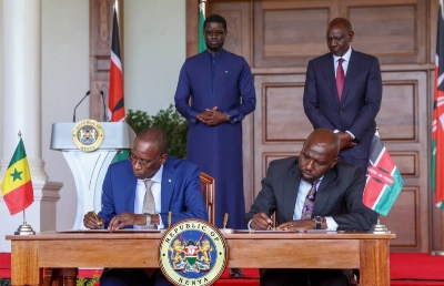 A l’occasion d’une visite officielle, le président sénégalais Bassirou Diomaye Faye et son homologue kényan William Ruto ont renforcé leurs liens bilatéraux. Le Sénégal et le Kenya ont signé, le mardi 21 octobre 2025, un accord d’exemption de visa permettant à leurs citoyens de voyager librement entre les deux territoires pour une durée maximale de trois mois.