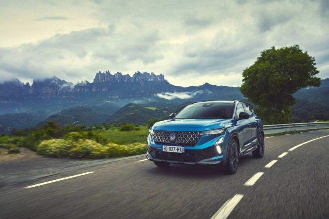 Nouveau Renault Austral - Esprit Alpine est disponible avec la teinture Bleu Outremer.