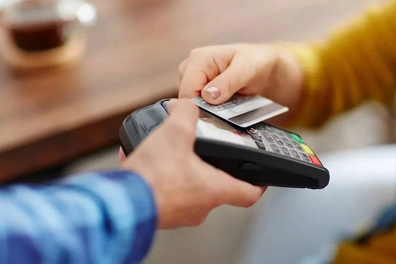 Malgré l’essor des paiements électroniques, le cash demeure majoritaire au Maroc, avec de nombreux commerçants encore attachés aux transactions en liquide.