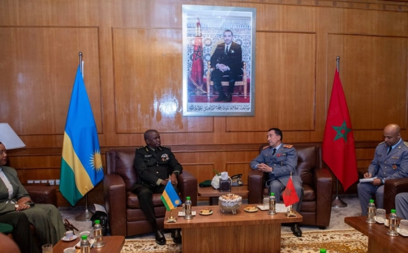 Le Général de Corps d’Armée Mohammed Berrid, Inspecteur Général des FAR et Commandant la Zone Sud, a reçu, mardi au siège de l’État-Major Général des FAR, le Général de Division Vincent Nyakarundi, Chef d’Etat-Major de l’Armée de Terre Rwandaise, en visite de travail au Royaume du Maroc, du 10 au 14 novembre.