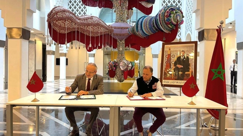 Hicham El Khlifi et Mehdi Qotbi signent la convention de partenariat pour moderniser les Musées marocains.