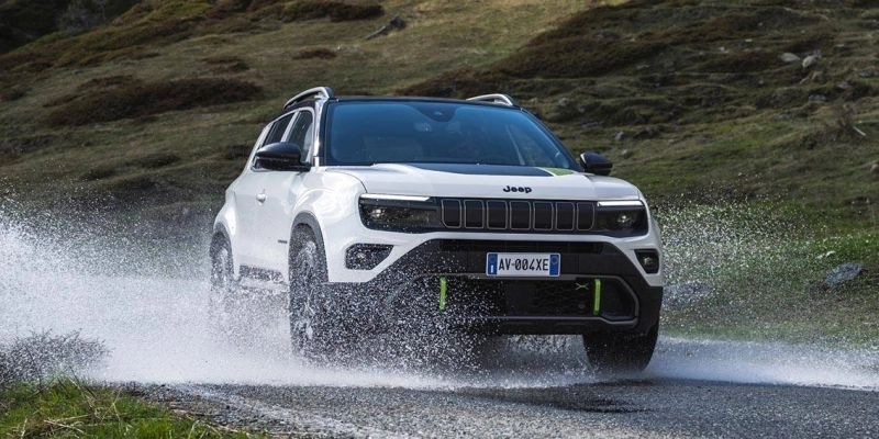 Nouveau Jeep Avenger 4xe est doté d’un moteur hybride 48V associant un moteur 1.2 essence et deux moteurs électriques de 21 ch chacun.