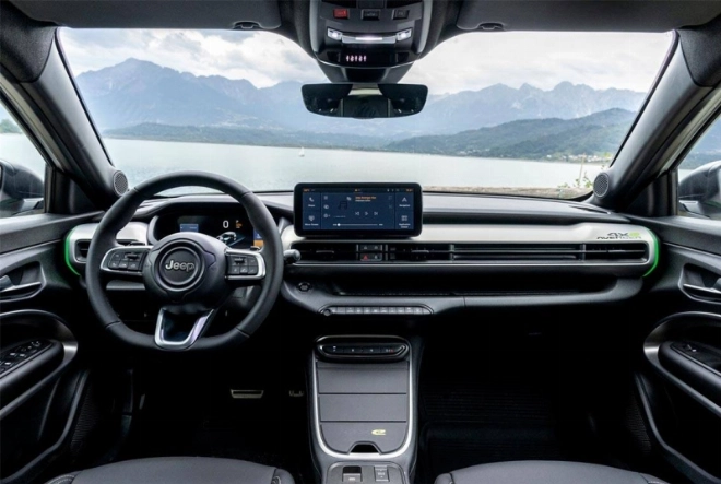 A l'intérieur, on retrouve un écran tactile Uconnect™ de 10,25’’.