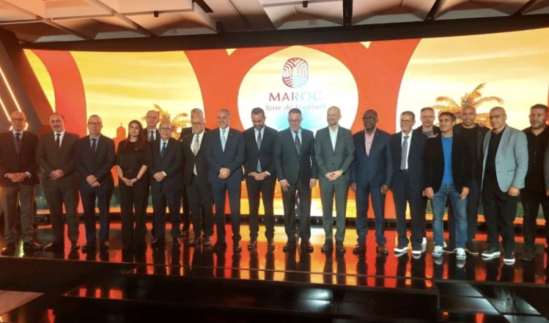 Photo de famille lors de la cérémonie de révélation de la campagne institutionnelle