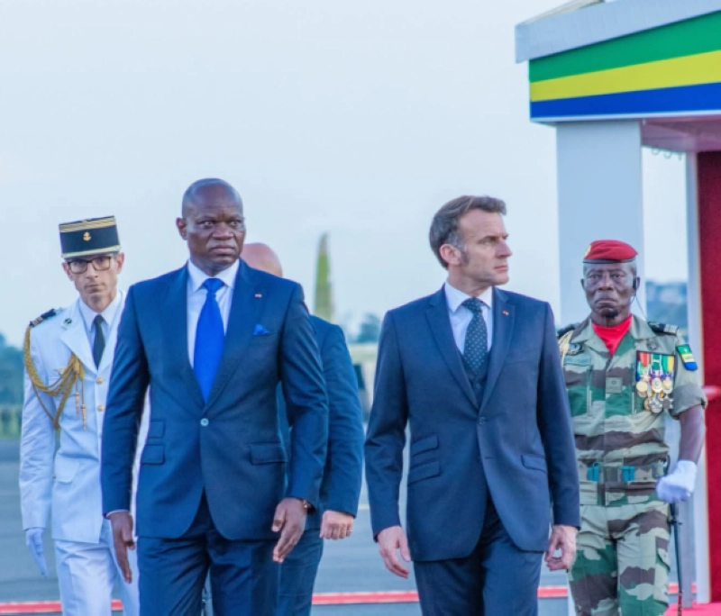 Le président français, Emmanuel Macron, accueilli par le président Brice Clotaire Oligui Nguema ce dimanche 23 novembre à Libreville.