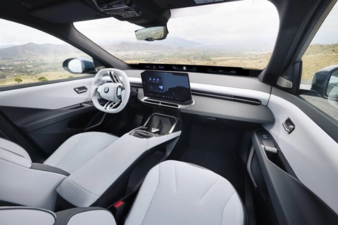 Le volant et la console centrale, située entre les sièges avant, sont entièrement redessinés.